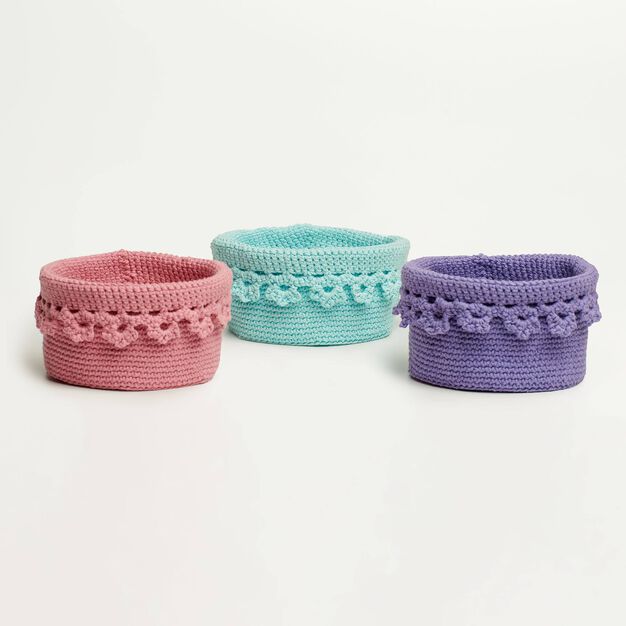 Lily Sugar ‘N Cream - Free Downloadable Pattern - Crochet Floral Edge Baskets